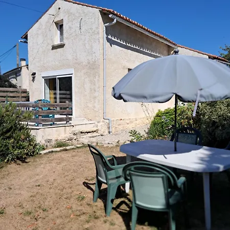 Modern One Bedroom Saint-Mande-sur-Bredoire
