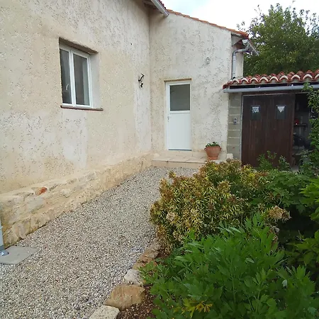 Modern One Bedroom Saint-Mande-sur-Bredoire